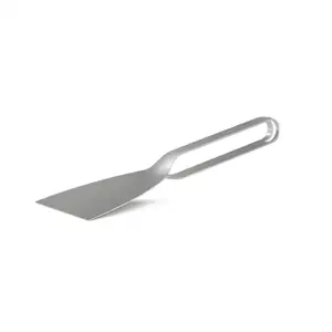 Skraber med fladt, vinklet blad og åben håndtag til ophængning, i et slankt, metallisk design.